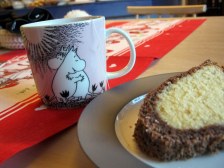 Fínska verzia bábovky a čierny čaj v kaviarni v Liekse